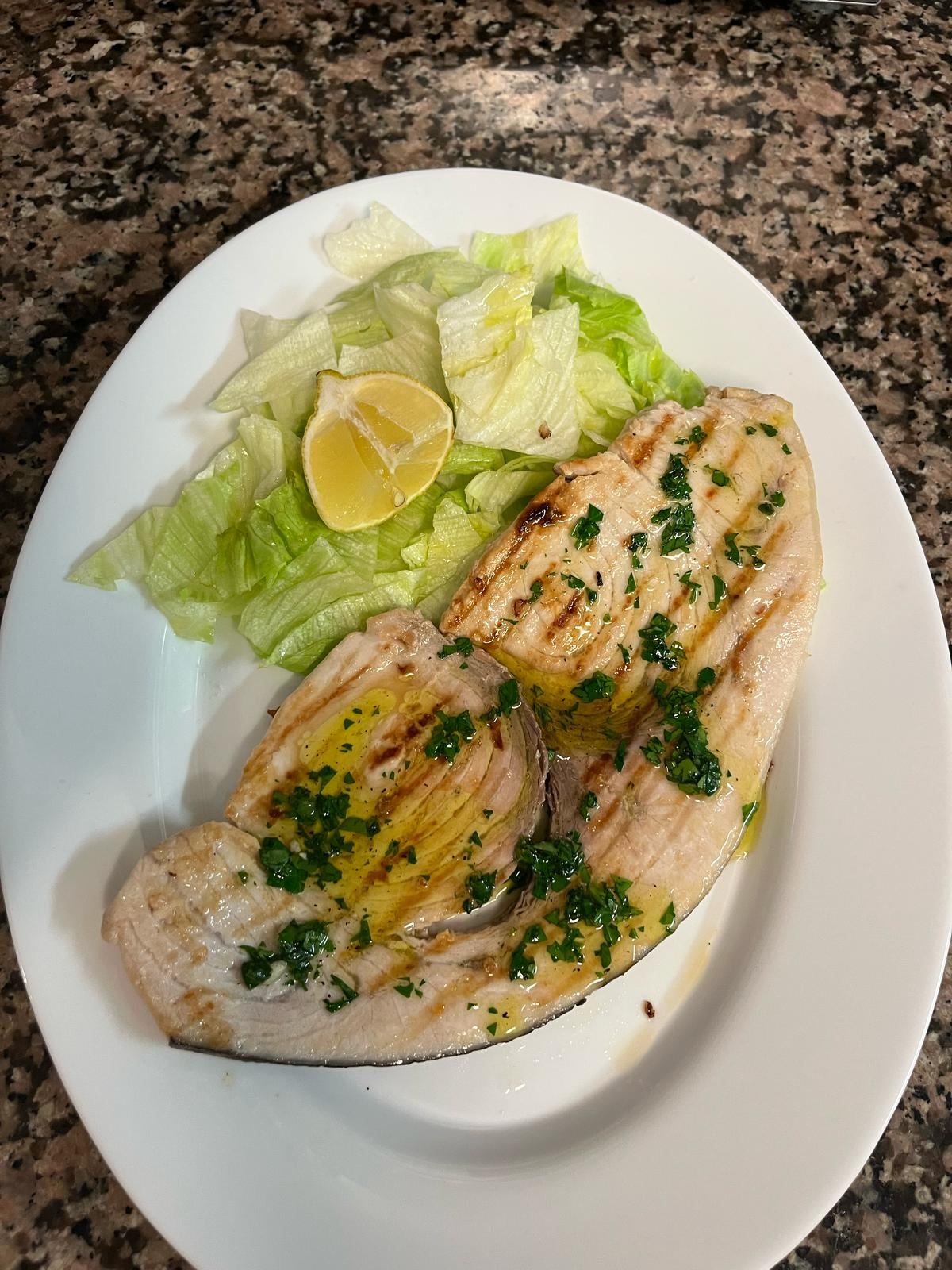 Pesce spada alla griglia con limone e insalata