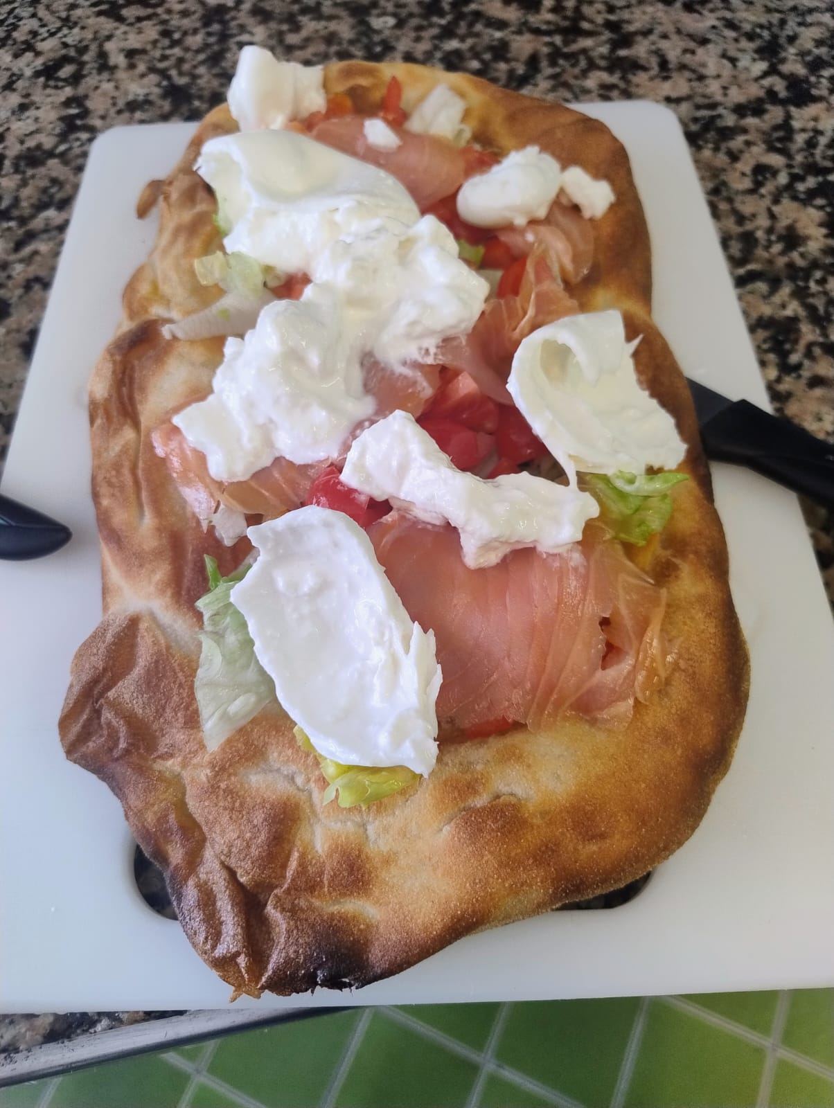 Pinsa romana con burrata, crudo e pomodorini