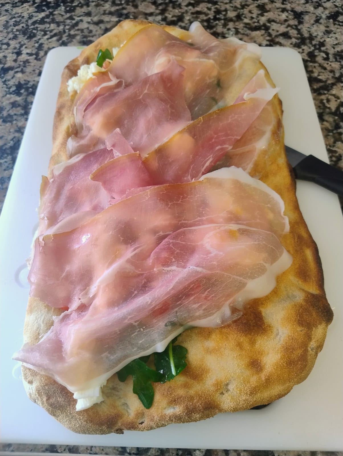 Pinsa romana con prosciutto crudo e rucola