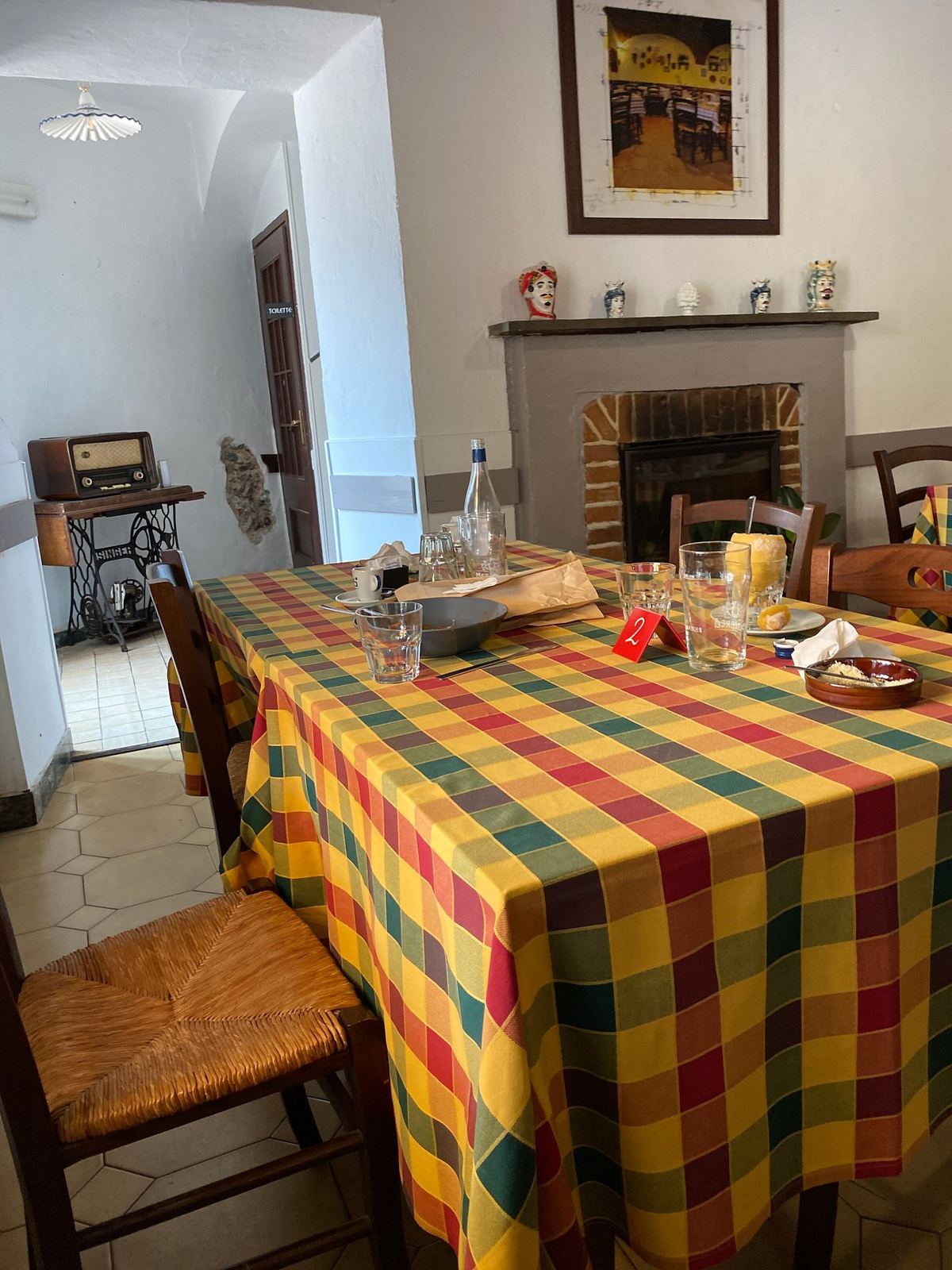 La sala con le tovaglie a quadri e il camino