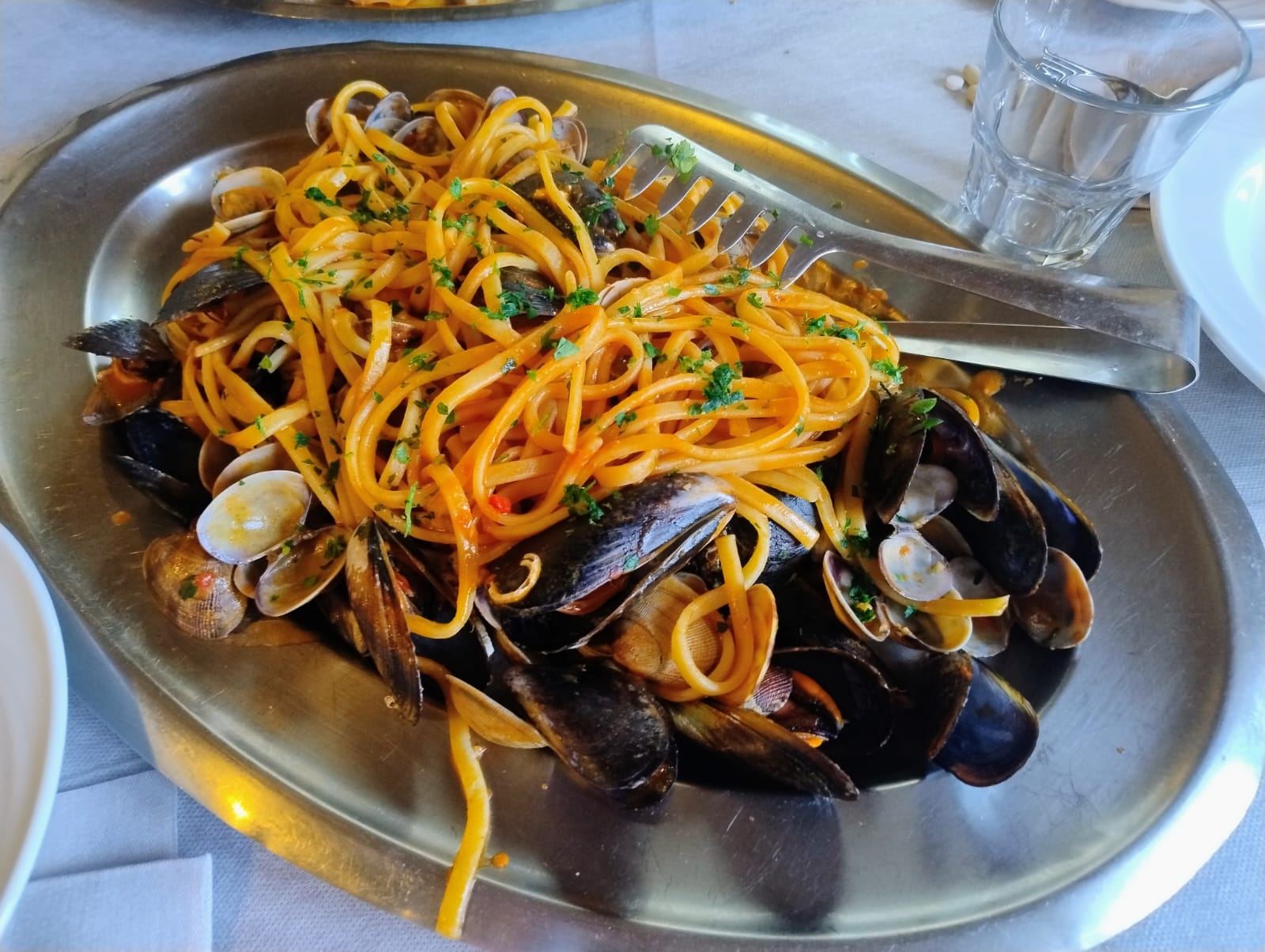 Spaghetti allo scoglio con cozze e vongole